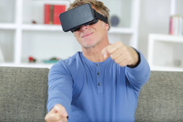Uomo Raggiunge Avanti Indossando Auricolare Realtà Virtuale — Foto Stock