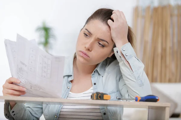 Overstuur Vrouw Kijken Naar Handmatig — Stockfoto