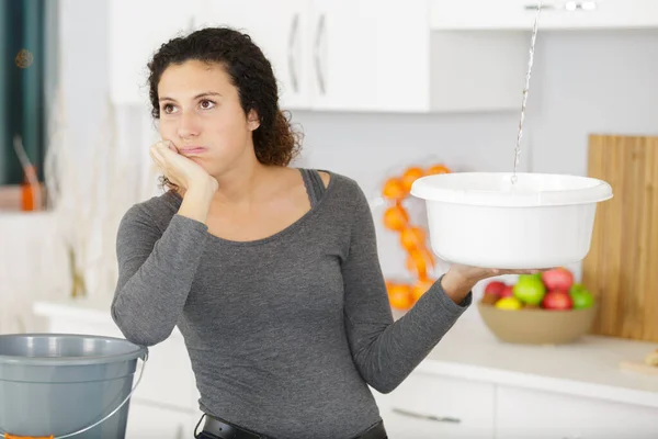 Depressive Frau Sammelt Wasser Das Von Der Decke Tropft — Stockfoto