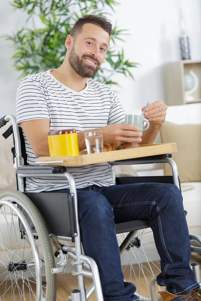 Felice Giovane Uomo Godendo Interessante Libro Durante Colazione — Foto Stock