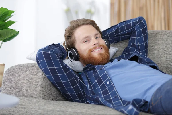 Homem Feliz Fones Ouvido Relaxando Sofá Casa — Fotografia de Stock