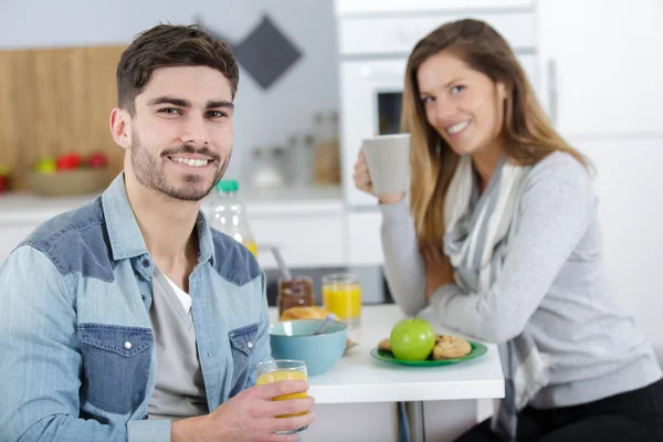 Szczęśliwa Para Podczas Śniadania — Zdjęcie stockowe