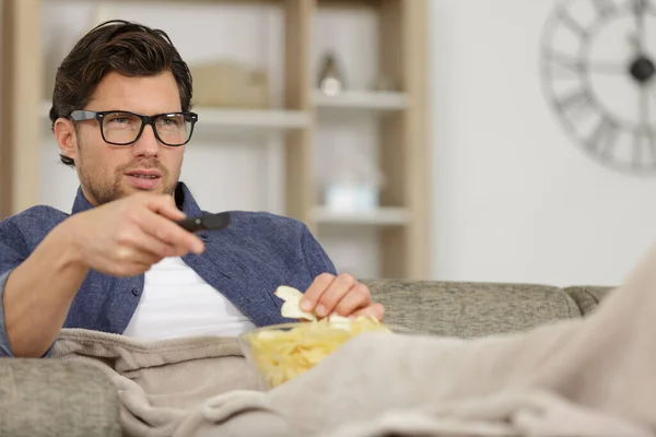 Hombre Comiendo Patatas Fritas Mientras Televisión Sala Estar —  Fotos de Stock