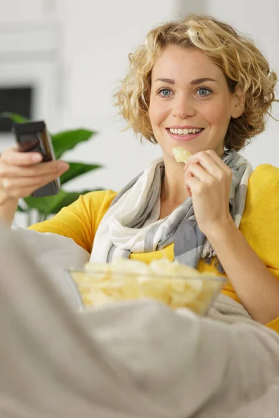 Jovem Mulher Feliz Comer Batatas Fritas — Fotografia de Stock