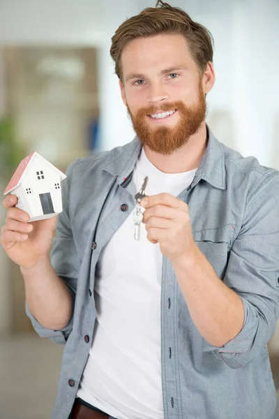 Glücklicher Mann Mit Schlüssel Kleinem Haus — Stockfoto