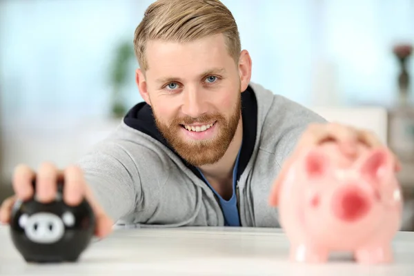 Homem Hlding Dois Diferentes Tamanhos Porquinho Bancos — Fotografia de Stock