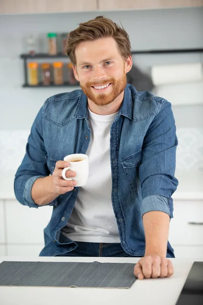 Homem Bonito Cozinha Está Sorrindo Bebendo Café — Fotografia de Stock