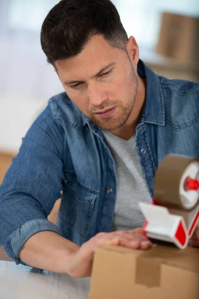 Man Die Een Kleine Doos Inpakt — Stockfoto