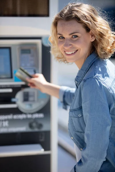 Donna Adulta Medio Paga Benzina Alla Stazione — Foto Stock