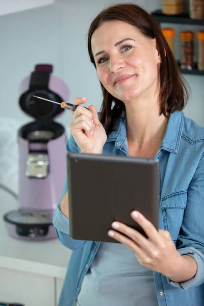 Kvinna Kontrollerar Hur Man Fixar Kaffemaskin — Stockfoto