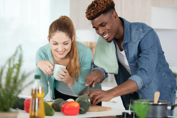 Man Vrouw Hun Keuken Thuis Het Bereiden Van Groenten — Stockfoto