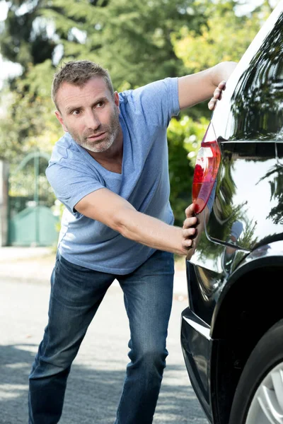 Uomo Spingendo Una Macchina Guasto — Foto Stock