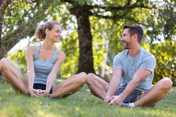 Fitneszpár Nyújtózkodik Szabadban Parkban — Stock Fotó