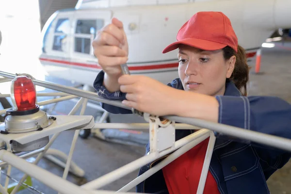 Een Vrouwelijke Helikopter Monteur Werkt — Stockfoto