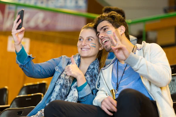 Gruppo Tifosi Calcio Scattare Foto Selfie — Foto Stock