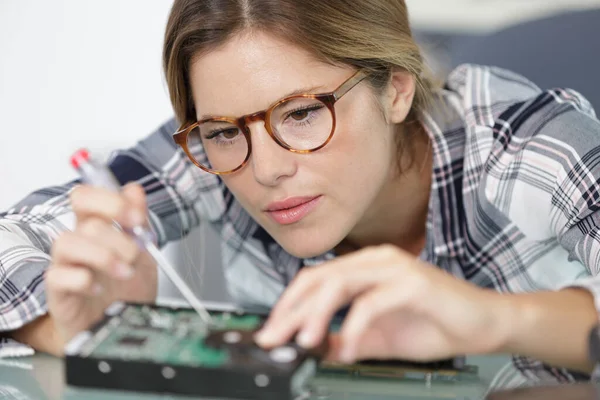 Jovem Atraente Engenheiro Eletrônico Digital Feminino — Fotografia de Stock