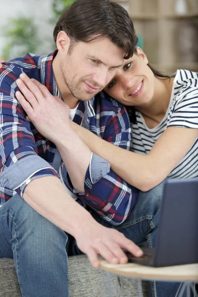 Homem Feliz Mulher Relaxar Sofá Abraçando Assistir Laptop — Fotografia de Stock