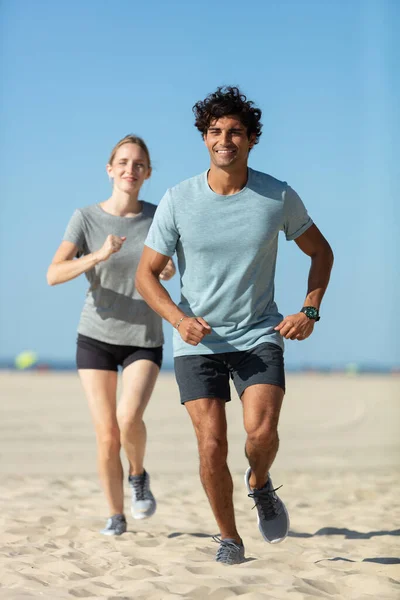 Coppia Felice Che Corre Insieme Accanto All Acqua — Foto Stock