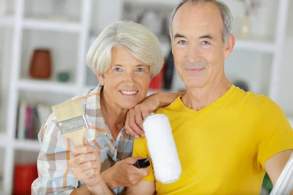 Actieve Senioren Voor Het Schilderen Muur — Stockfoto