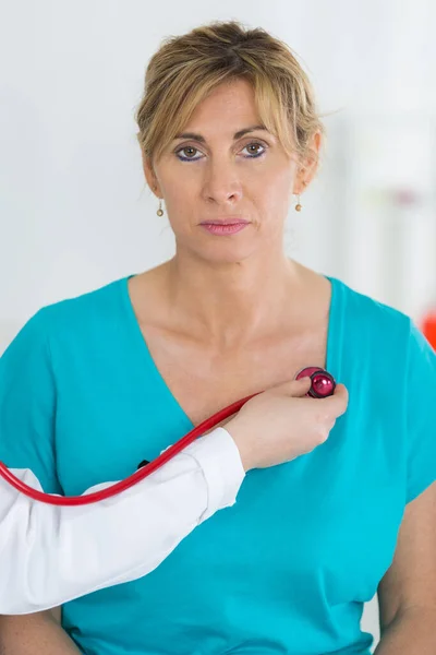 Mujer Que Tiene Chequeo Cardíaco —  Fotos de Stock