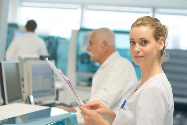 Portret Van Een Zelfverzekerde Verpleegster Met Een Klembord — Stockfoto