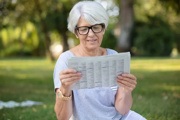 Relaxed Senior Woman Reading Newspaper — Stock Photo, Image