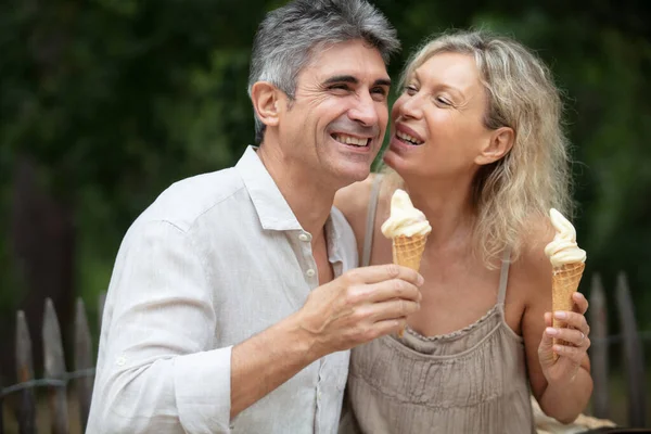 Boldog Érett Pár Eszik Egy Fagylaltot Parkban — Stock Fotó