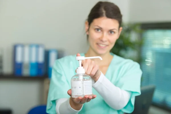 Médico Femenino Que Usa Dispensador Desinfectante Baño —  Fotos de Stock