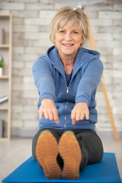 Aktive Seniorin Wärmt Sich Auf — Stockfoto