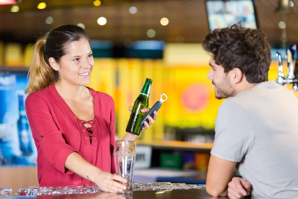 Erkek Müşteri Kadın Barmen Bir Barda — Stok fotoğraf