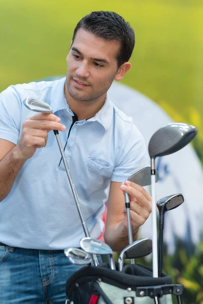 Hombre Escogiendo Palo Golf — Foto de Stock