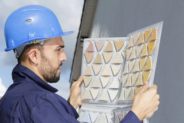 Costruttore Guardando Campioni Colore Edificio Esterno — Foto Stock