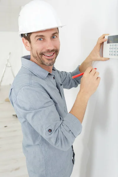 Homem Ajustando Temperatura Radiador — Fotografia de Stock