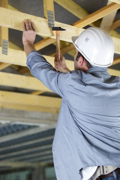 Hombres Martillos Constructor Clavo Estructura Madera — Foto de Stock