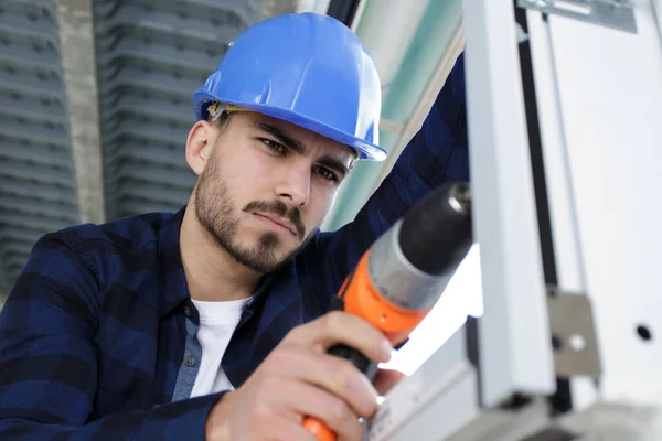 Junger Mann Ein Aluminiumgestell — Stockfoto