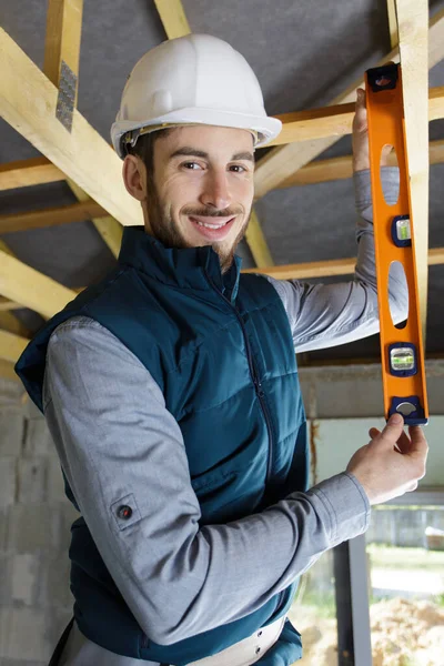 Trabajador Construcción Feliz Comprobación Nivel Vertical Columna — Foto de Stock