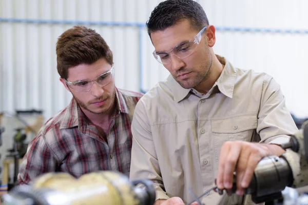 Ingenieur Opzetten Machine Leerling Kijken — Stockfoto