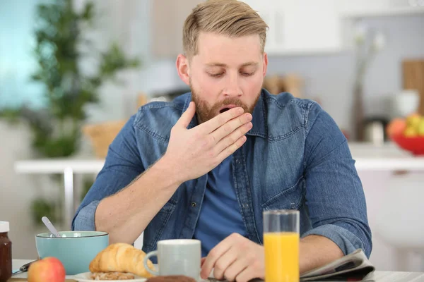 식사중 하품하는 남자의 — 스톡 사진