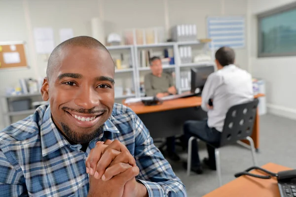 Porträt Einer Glücklichen Büroangestellten — Stockfoto