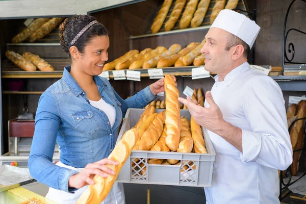 빵집에서 제빵사와 일하는 아름다운 — 스톡 사진
