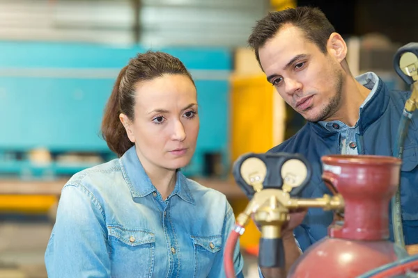 Manager Zeigt Dem Arbeiter Lager Aufgabe — Stockfoto