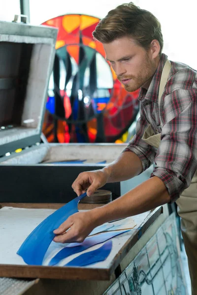 Homme Travaillant Sur Machine Presse Moulage Par Injection Industrielle — Photo