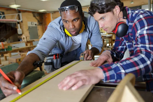 Carpenter Apprentice Using Retractable Tape Measure Workshop — Stock Photo, Image