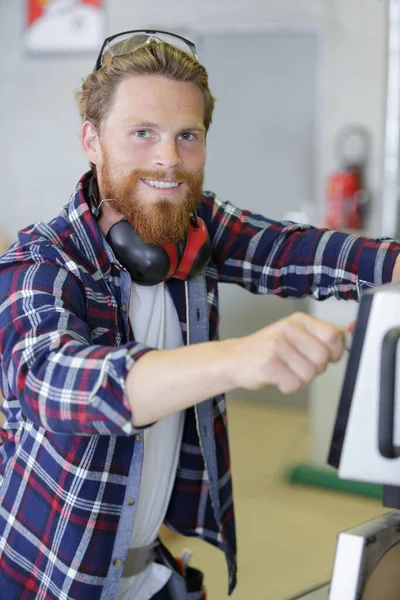 Gelukkig Werknemer Doet Metingen Van Een Metalen Profiel — Stockfoto