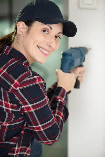 Glückliche Frau Beim Bohren Von Mauer — Stockfoto