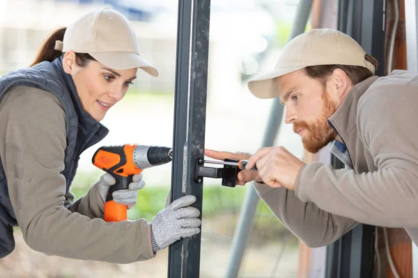 Manliga Och Kvinnliga Medarbetare Som Använder Borr Utomhus — Stockfoto