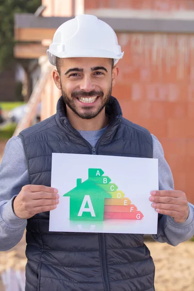 Construtor Mostrando Gráfico Eficiência Energética Canteiro Obras — Fotografia de Stock