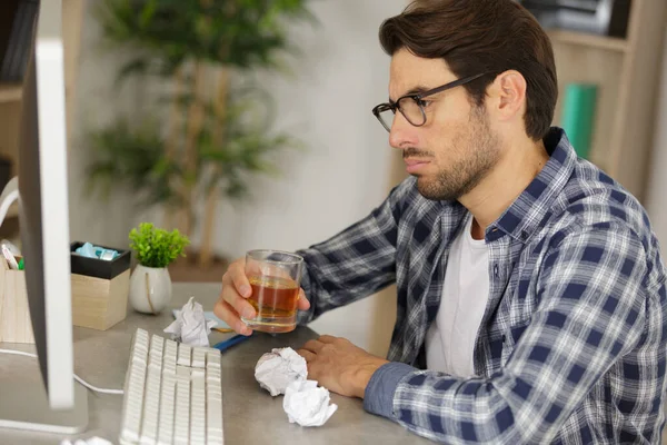 Man Som Håller Ett Glas Dryck Tittar Datorskärmen — Stockfoto