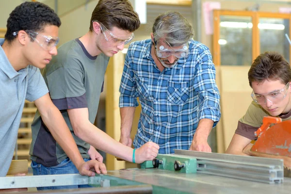 Die Lehrlinge Lernen Ein Handwerk — Stockfoto