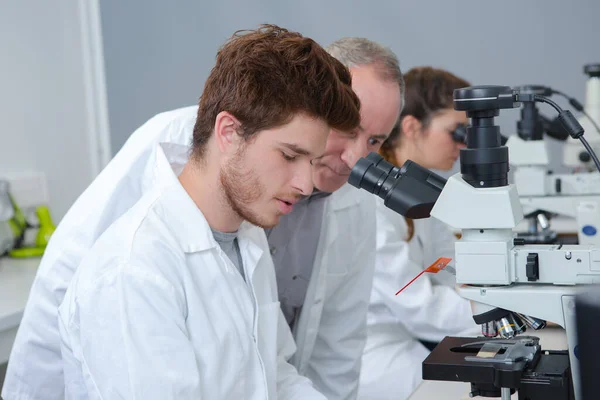 Concepto Estudiante Observación Laboratorio — Foto de Stock